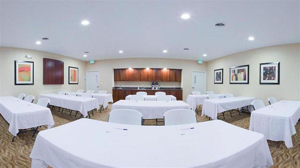 Holiday Inn Express Hotel And Suites Lincoln Airport By Ihg Екстериор снимка