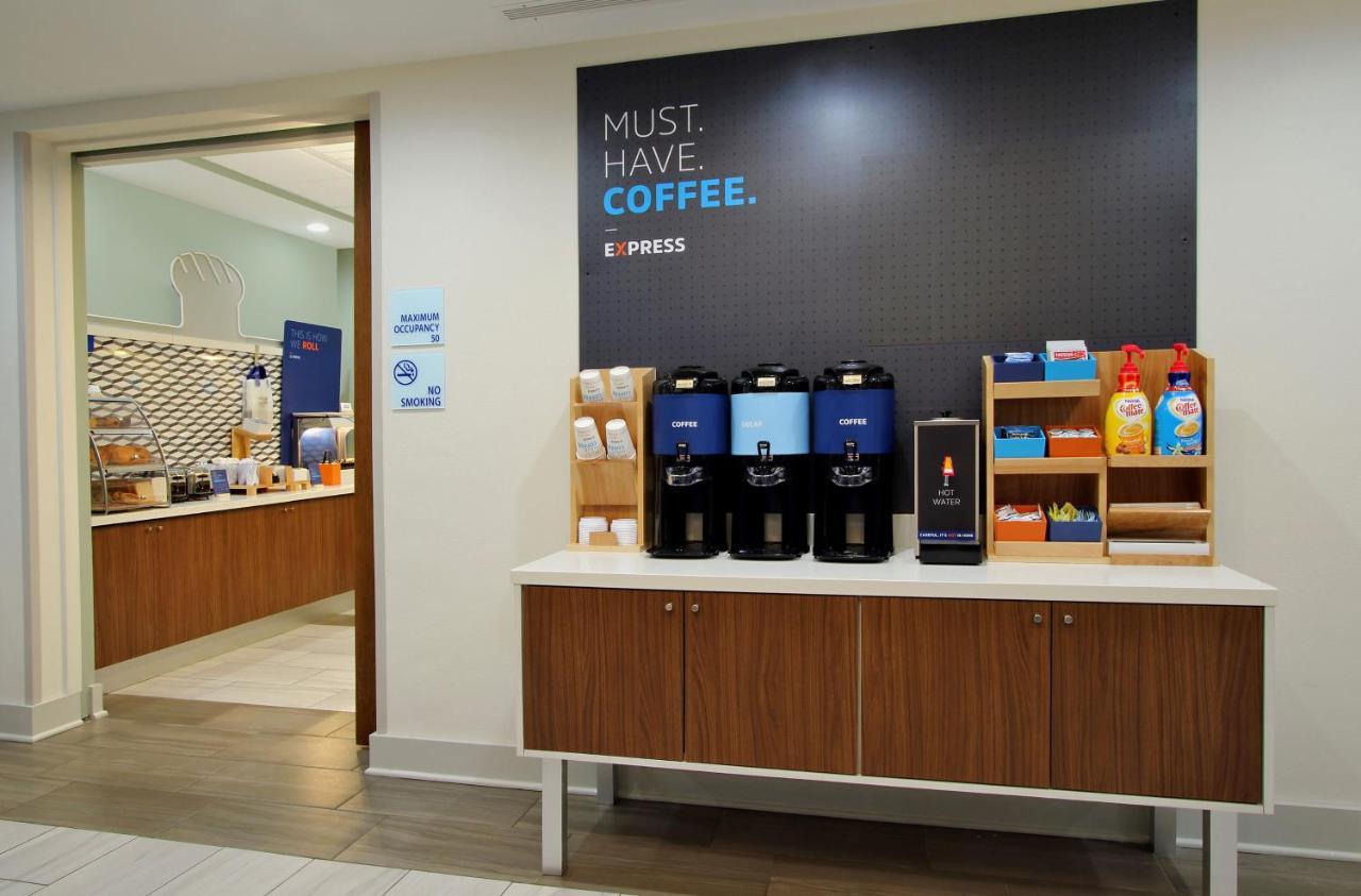 Holiday Inn Express Hotel And Suites Lincoln Airport By Ihg Екстериор снимка
