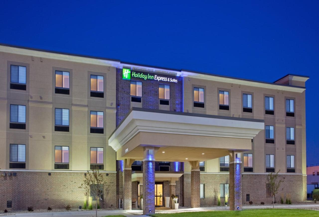 Holiday Inn Express Hotel And Suites Lincoln Airport By Ihg Екстериор снимка
