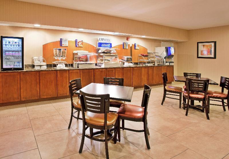 Holiday Inn Express Hotel And Suites Lincoln Airport By Ihg Екстериор снимка