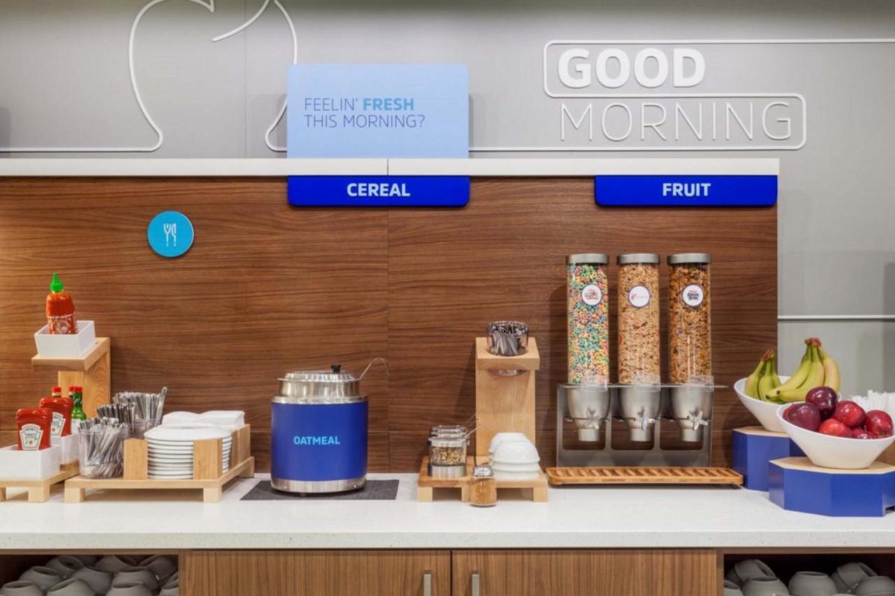 Holiday Inn Express Hotel And Suites Lincoln Airport By Ihg Екстериор снимка