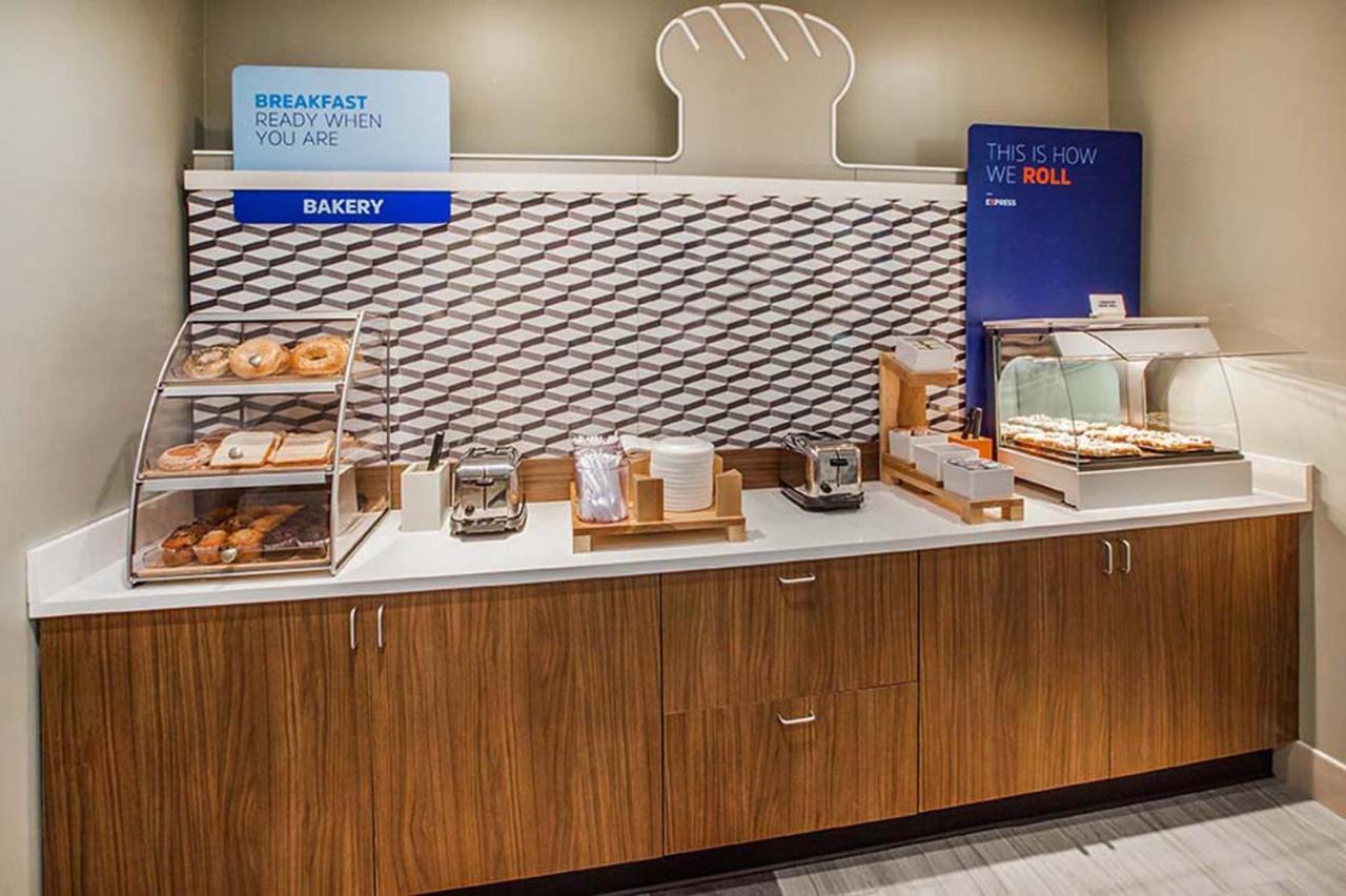 Holiday Inn Express Hotel And Suites Lincoln Airport By Ihg Екстериор снимка